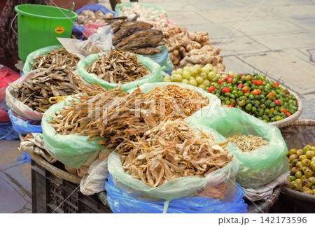 ネパール・カトマンズのローカルマーケットに並ぶ干し魚と野菜 ネパール・カトマンズのローカルマーケットに並ぶ干し魚と野菜 142173596