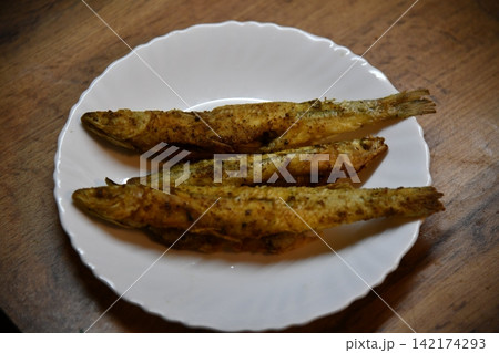 Crispy golden fried fish fillet with thick cut potato chips, served in a paper tray isolated on transparent Crispy golden fried fish fillet with thick cut potato chips, served in a paper tray isolated on transparent 142174293