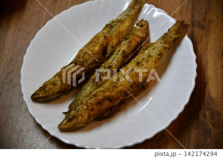 Crispy golden fried fish fillet with thick cut potato chips, served in a paper tray isolated on transparent Crispy golden fried fish fillet with thick cut potato chips, served in a paper tray isolated on transparent 142174294