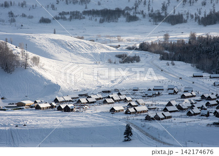 Winter Village in Snowy Mountain Valley Landscape 142174676