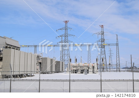 屋外変電設備と送電塔 142174810