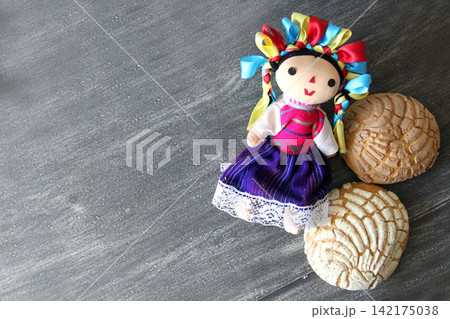 Mexican bakery a rich variety of sweet breads and traditional handmade doll in Mexico 142175038
