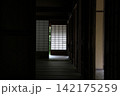 廊下を回廊のように写し、奥には障子がある写真 142175259