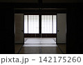 畳の部屋から見た、障子 142175260