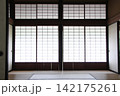 畳の部屋から見た、障子 142175261