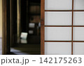 畳の部屋から見た、障子 142175263
