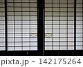 畳の部屋から見た、障子 142175264