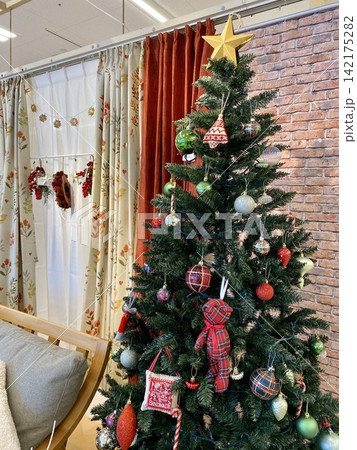カラフルなオーナメントが賑やかなクリスマスツリー カラフルなオーナメントが賑やかなクリスマスツリー 142175282