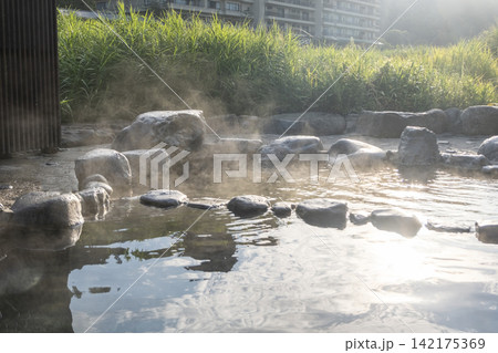 新緑あふれる三朝温泉 の河原露天風呂 新緑あふれる三朝温泉 の河原露天風呂 142175369