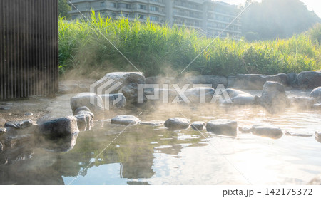 新緑あふれる三朝温泉 の河原露天風呂 新緑あふれる三朝温泉 の河原露天風呂 142175372