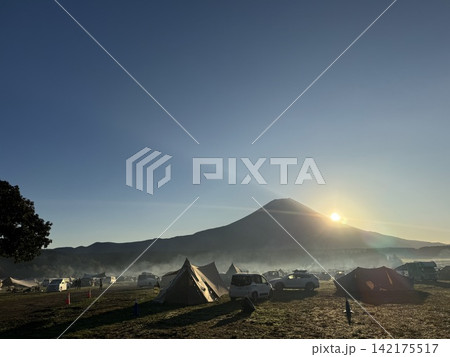 日の出と富士山 142175517