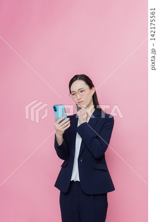 スマホを見る女性 142175561