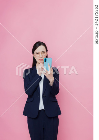 スマホを見る女性 142175562