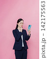 スマホを見る女性 スマホを見る女性 142175563