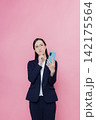 スマホを見る女性 スマホを見る女性 142175564