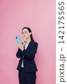 スマホを見る女性 スマホを見る女性 142175565