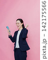 スマホを見る女性 スマホを見る女性 142175566