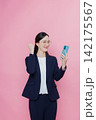 スマホを見る女性 スマホを見る女性 142175567