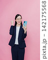 スマホを見る女性 スマホを見る女性 142175568