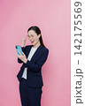 スマホを見る女性 スマホを見る女性 142175569