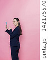 スマホを見る女性 スマホを見る女性 142175570
