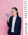 スマホを見る女性 スマホを見る女性 142175571