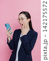 スマホを見る女性 スマホを見る女性 142175572