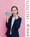 スマホを見る女性 スマホを見る女性 142175573