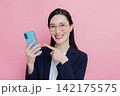 スマホを見る女性 スマホを見る女性 142175575