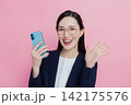 スマホを見る女性 スマホを見る女性 142175576