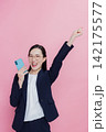 スマホを見る女性 スマホを見る女性 142175577