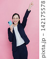 スマホを見る女性 スマホを見る女性 142175578