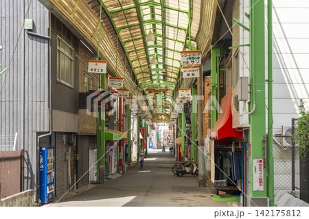 鶴見橋商店街（大阪のレトロな商店街） 142175812