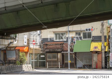 鶴見橋商店街（大阪のレトロな商店街） 142175814