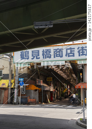 鶴見橋商店街（大阪のレトロな商店街） 142175817