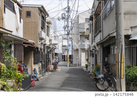 大阪市西成区鶴見橋3丁目の路地裏 大阪市西成区鶴見橋3丁目の路地裏 142175846