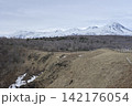 知床の雪山を望む冬の高原と遊歩道の風景 142176054