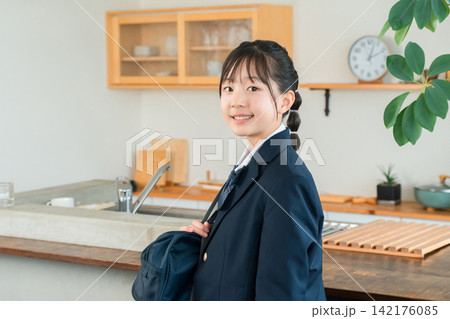 家のキッチンにいる制服を着た小学生・中学生・高校生の女の子 家のキッチンにいる制服を着た小学生・中学生・高校生の女の子 142176085