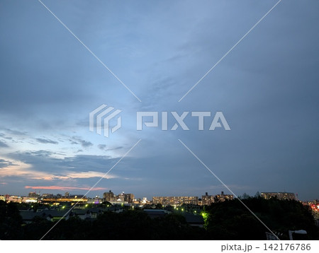 夕暮れの街並みと雲のある空 灯りがともり始めた日本の住宅街 夕暮れの街並みと雲のある空 灯りがともり始めた日本の住宅街 142176786