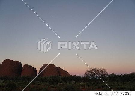 カタジュタの夕景　オーストラリア 142177059