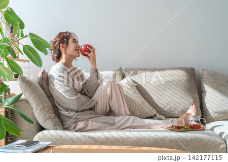 朝食にりんごを食べるベジタリアン,ヴィーガン,ダイエットする女性 朝食にりんごを食べるベジタリアン,ヴィーガン,ダイエットする女性 142177115