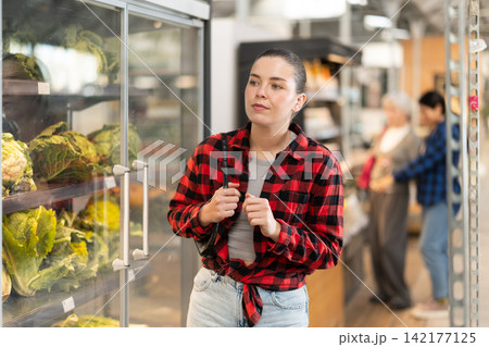 Young woman choosing food in grocery store Young woman choosing food in grocery store 142177125