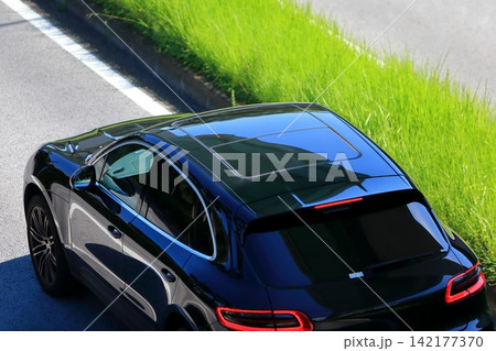 黒いドイツ製のSUV車両 黒いドイツ製のSUV車両 142177370