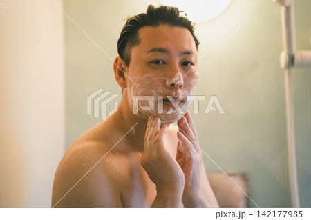 洗顔する40代男性のバスタイム 洗顔する40代男性のバスタイム 142177985