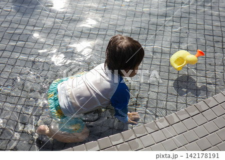 プールでワニ歩きで泳ぐ・四つん這いの子供 プールでワニ歩きで泳ぐ・四つん這いの子供 142178191