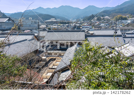 奈良県宇陀市 宇陀松山の森野旧薬園旧工場の裏山から眺める葛の晒し場と阿騎野と呼ばれた大宇陀の町 奈良県宇陀市 宇陀松山の森野旧薬園旧工場の裏山から眺める葛の晒し場と阿騎野と呼ばれた大宇陀の町 142178262