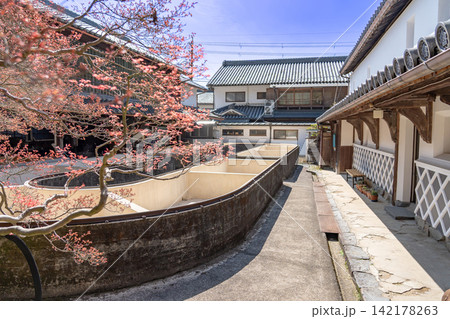 奈良県宇陀市 宇陀松山の町並みの中にある森野旧薬園旧工場の葛の晒し場 奈良県宇陀市 宇陀松山の町並みの中にある森野旧薬園旧工場の葛の晒し場 142178263