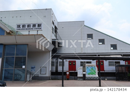 福岡県糸島市・JR筑肥線 筑前前原駅の駅舎と駅前の風景 142178434