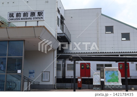 福岡県糸島市・JR筑肥線 筑前前原駅の駅舎と駅前の風景 福岡県糸島市・JR筑肥線 筑前前原駅の駅舎と駅前の風景 142178435