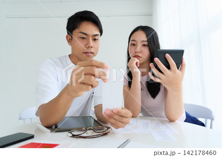 家計を相談する若い男女 142178460